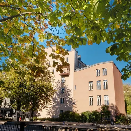 Spacious 2 Bedrooms Middle Of The