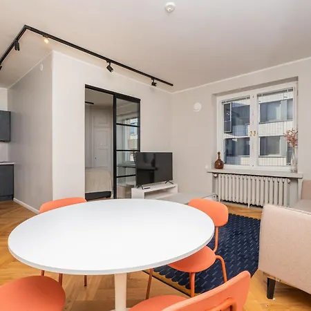Spacious 2 Bedrooms Middle Of The *